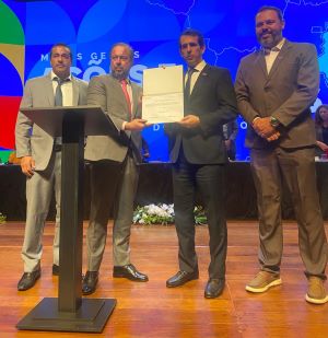 Participaram do lançamento o diretor da Newave Energia, Claudio Ferreira, Ministro de Minas e Energia, Alexandre Silveira, CEO da Gerdau, Gustavo Werneck e o prefeito de Arinos, Marcilio Almeida.